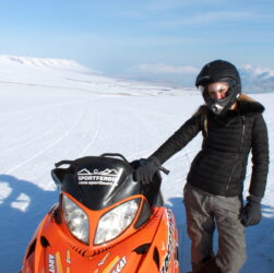 Mujer moto nieve visiticeland El viajero global