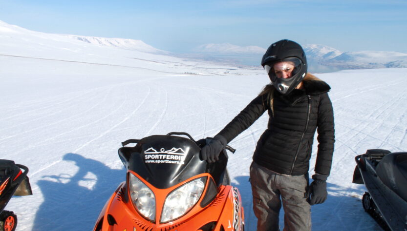 Mujer moto nieve visiticeland El viajero global