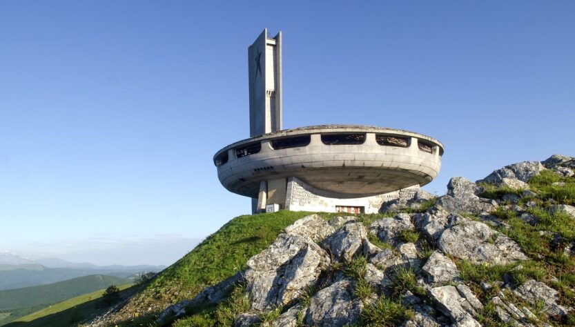 buzludzha-peak-Jim-Black-Pixabay El viajero global
