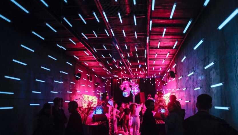 Fiesta noche-aleksandr-popov-unsplash