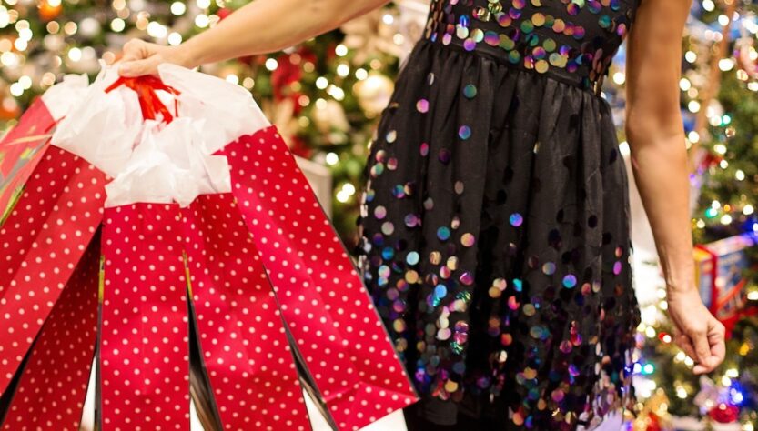 christmas-shopping-Jill-Wellington-Pixabay