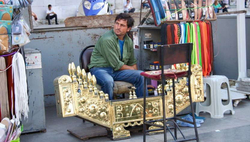 limpiador-de-zapatos-fatih-estambul-carmen-r-pinis-el-viajero-global