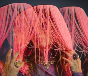 Mujer flecos_pawel-szvmanski-unsplash