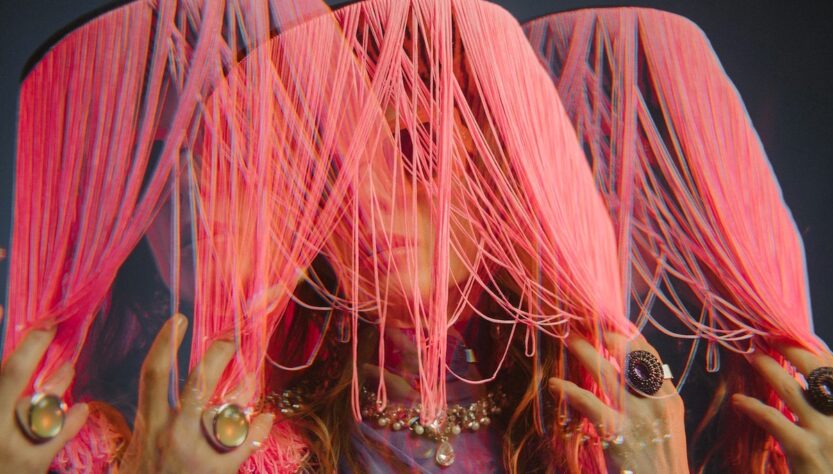 Mujer flecos_pawel-szvmanski-unsplash