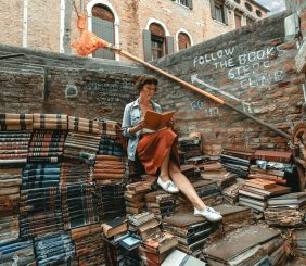 Chica leyendo_clay-banks-unsplash