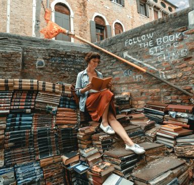 Chica leyendo_clay-banks-unsplash