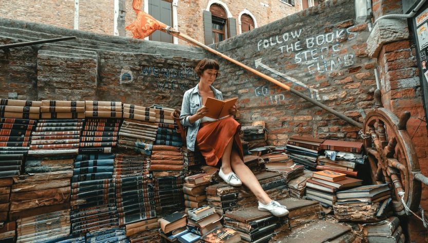 Chica leyendo_clay-banks-unsplash