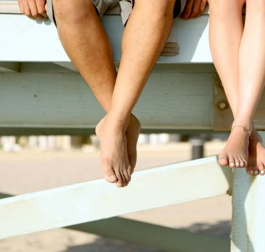 Pareja piernas al aire_jose-escobar-unsplash