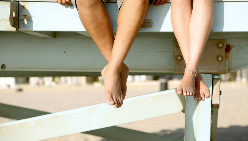 Pareja piernas al aire_jose-escobar-unsplash