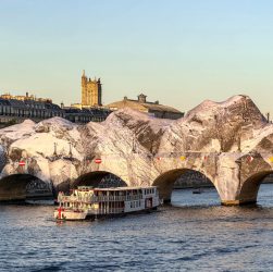 la-caverne-du-pont-neuf-le-montage-de-l-installation-de-jr-Sortir-a-paris