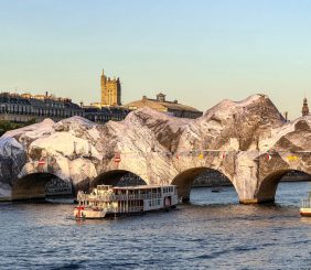 la-caverne-du-pont-neuf-le-montage-de-l-installation-de-jr-Sortir-a-paris