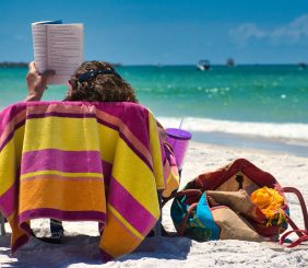 Mujer leyendo_craig-cameron-unsplash